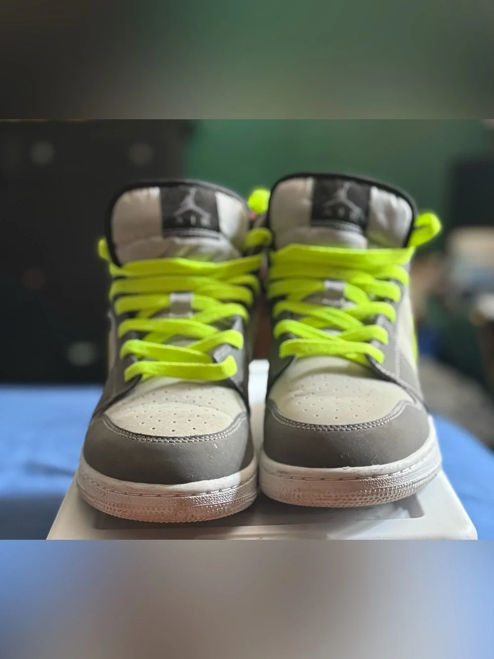 Jordan 1 Mid Gunsmoke Volt size 6 ½ Y